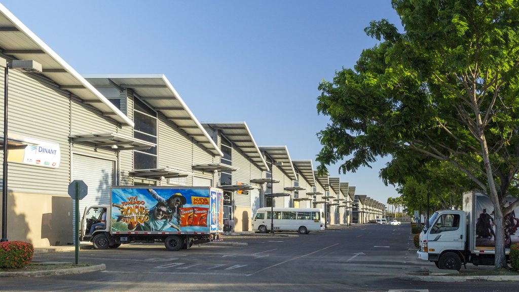 vista exterior de bodegas con camion estacionado