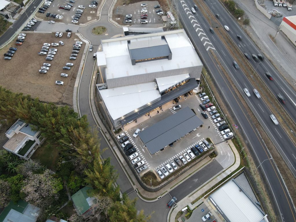 espacio comercial con estacionamientos