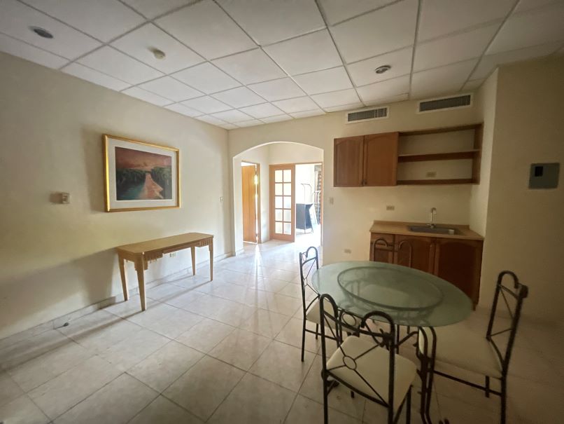 vista interior de habitación con cocina