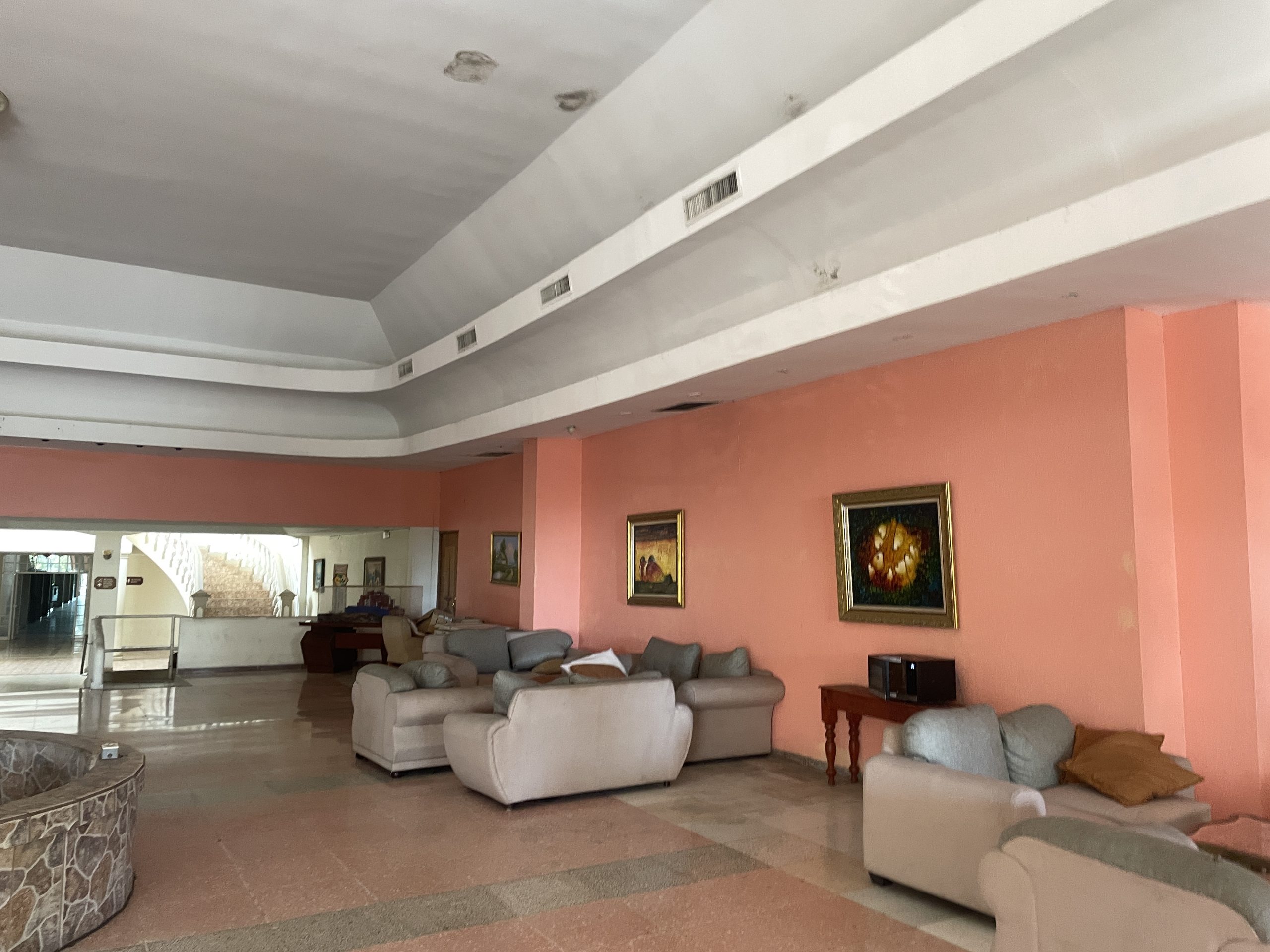 vista interior de hotel con sillones