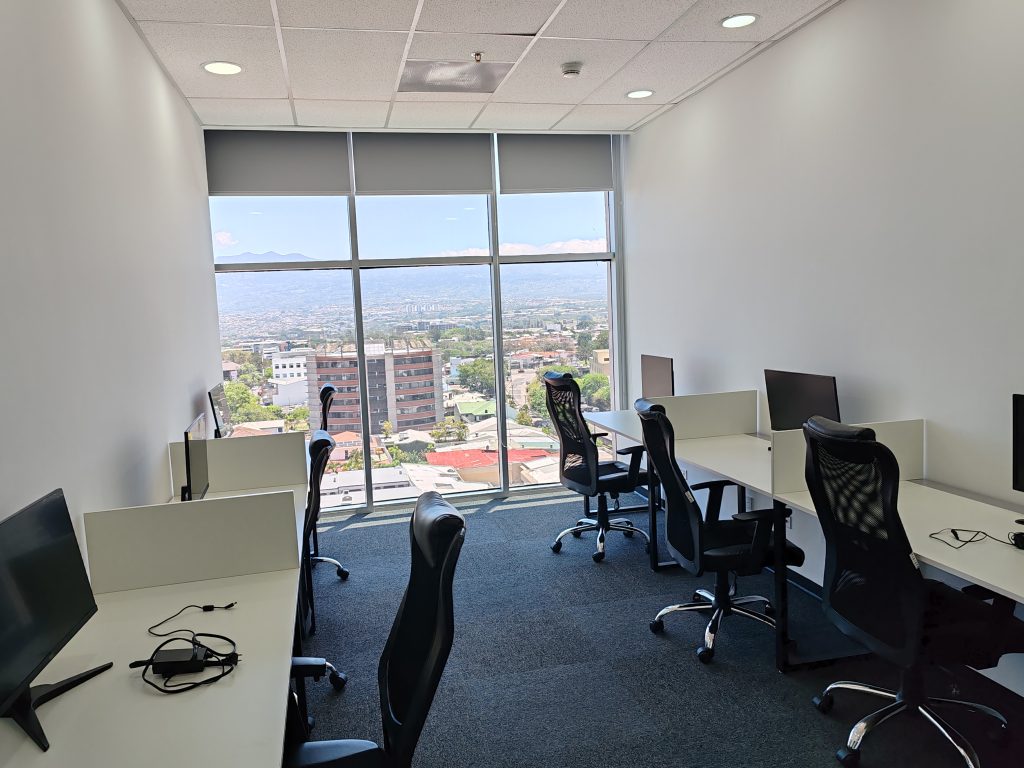 oficina vacia con mobiliario y ventana hacia ciudad