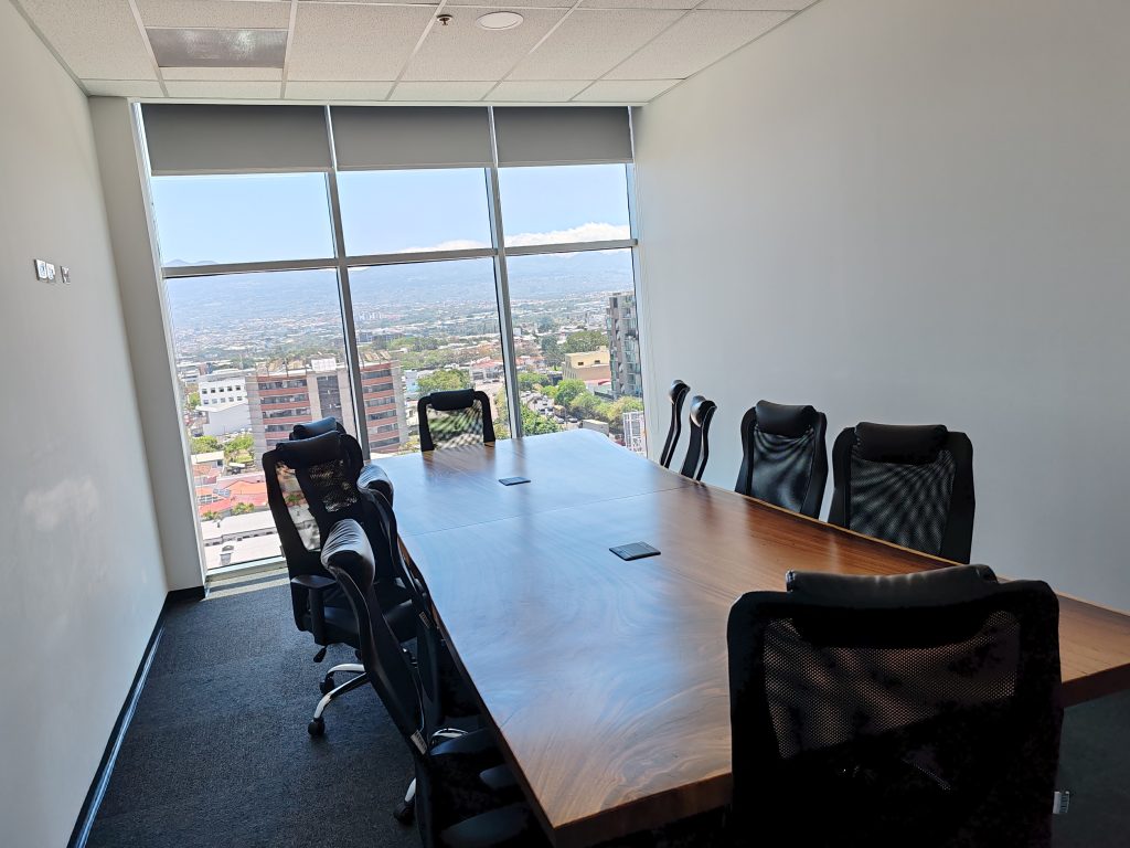 sala de juntas con ventana hacia la ciudad