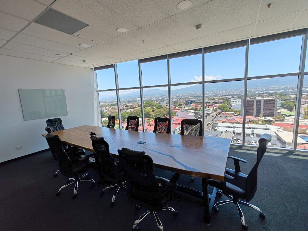 sala de juntas con ventana hacia la ciudad