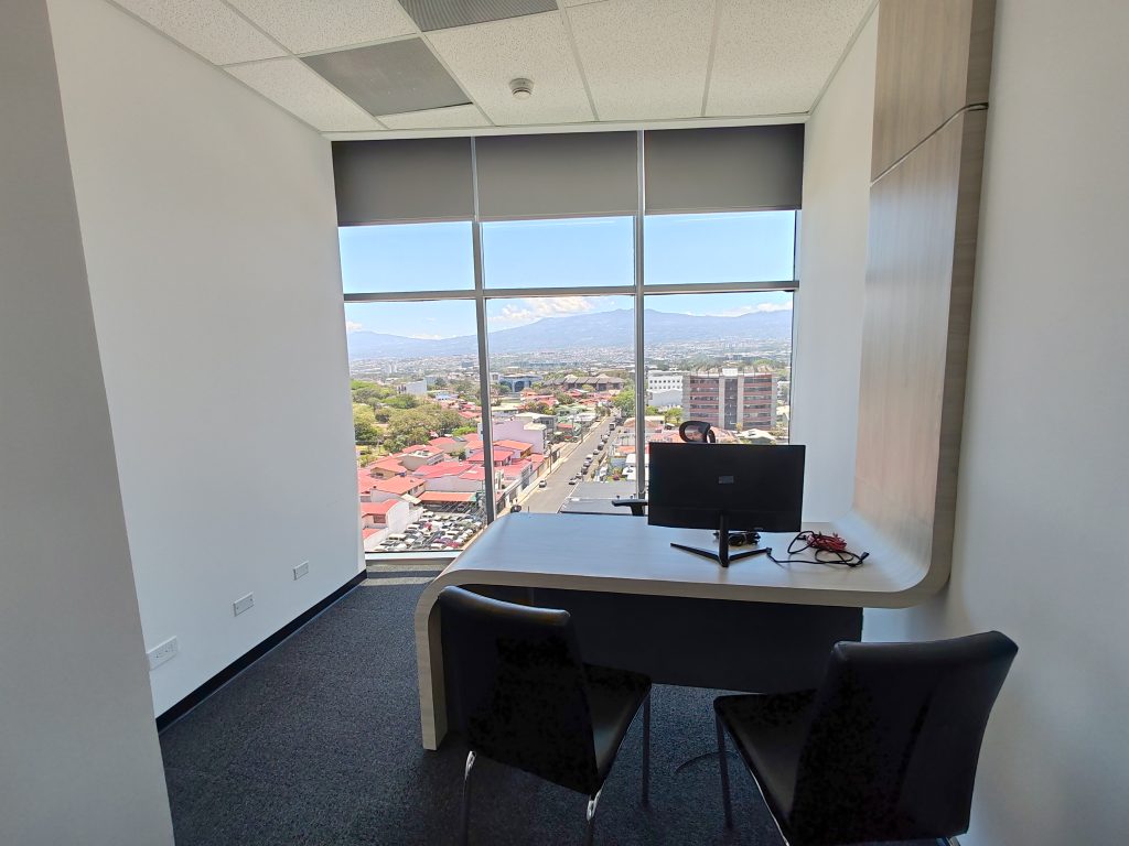 oficina privada con vista hacia la ciudad