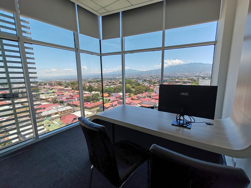 oficina privada con vista hacia la ciudad