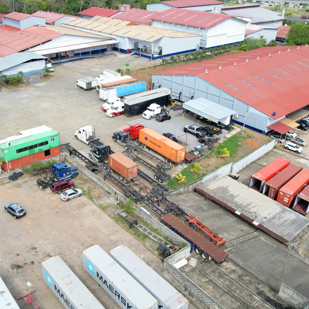 Estacionamientos y camiones en parque industrial